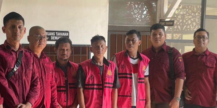 3 TERSANGKA KASUS ROKOK ILEGAL DISERAHKAN KE KEJARI MEMPAWAH. BB BERUBAH DARI 320.000 MENJADI 144.000 BATANG ERA DAN 40.000 MENJADI 10.000 BATANG ORIS.