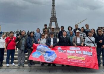 JALAN-JALAN KE EROPA, BUPATI SEKADAU, ARON MENDAPATKAN KRITIKAN RAKYAT