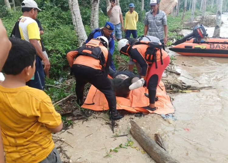 JENAZAH PRIA DITEMUKAN DI TEPI PANTAI RAMAYADI SAMBAS, DIDUGA ABK YANG HILANG