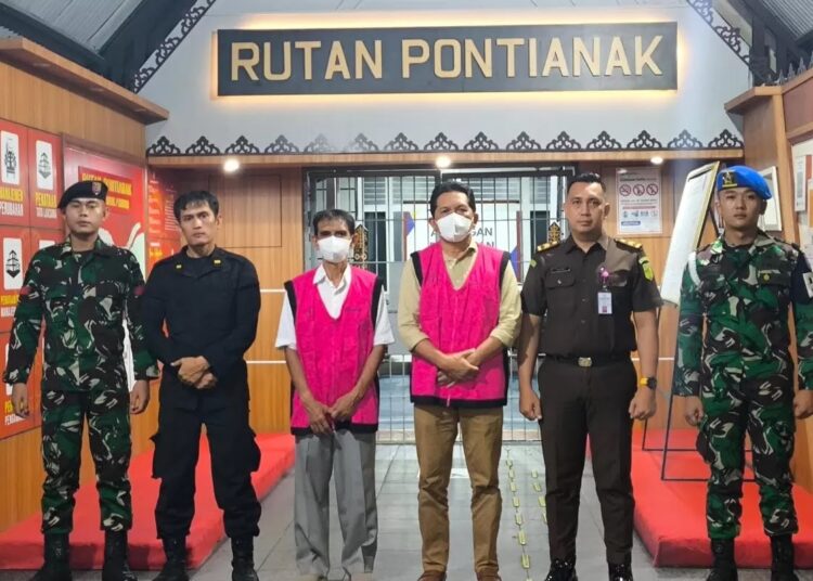 KEJATI KALBAR TAHAN DUA TERSANGKA KASUS DANA HIBAH MUJAHIDIN