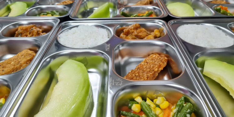 MK Putuskan Anggaran Makan Bergizi Gratis Tak Boleh Lagi Gunakan Dana Pendidikan, Berlaku Penuh Mulai APBN 2028